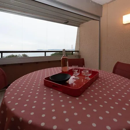 T2 Au Lavandou Pour 4 Avec Parking, Terrasse Et Acces - Fr-1-803-23 Apartment