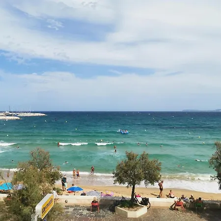 T2 Au Lavandou Pour 4 Avec Parking, Terrasse Et Acces - Fr-1-803-23 * Le Lavandou