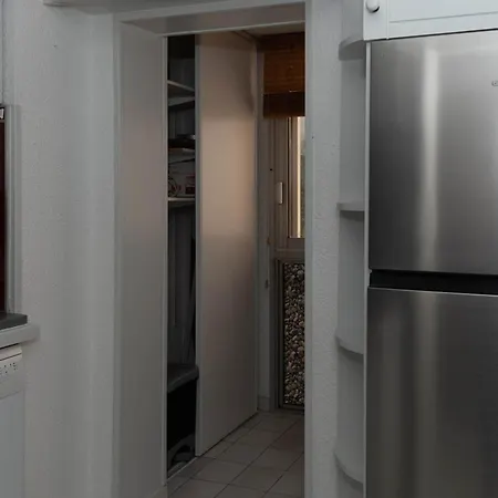 T2 Au Lavandou Pour 4 Avec Parking, Terrasse Et Acces - Fr-1-803-23 * Le Lavandou