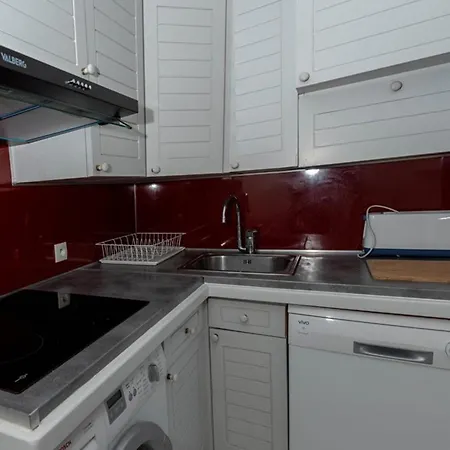 T2 Au Lavandou Pour 4 Avec Parking, Terrasse Et Accès - Fr-1-803-23 Le Lavandou